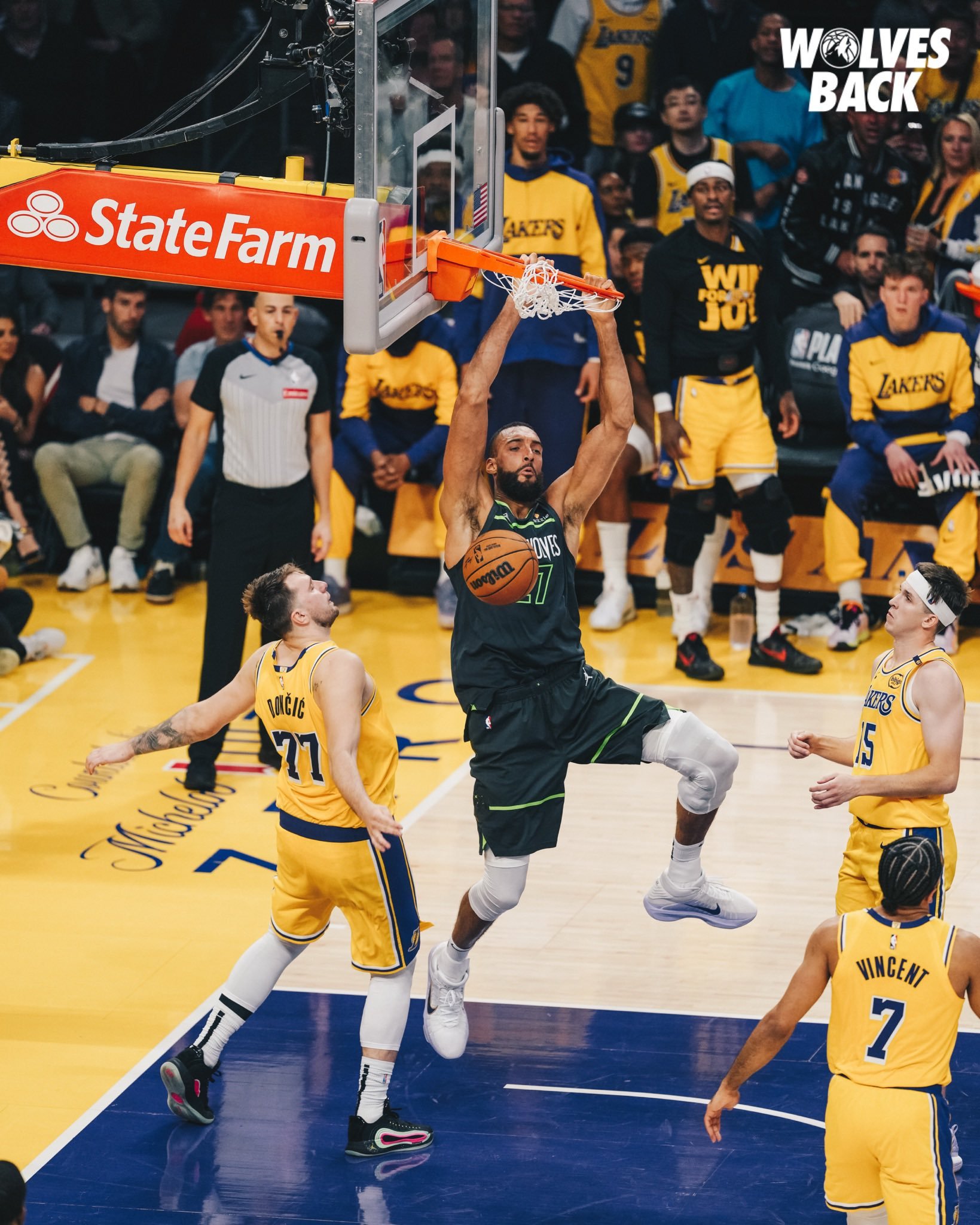 赛前CBA季后赛焦点战，密尔沃基雄鹿状态回暖，气氛紧张，高层口径保持一致的简单介绍