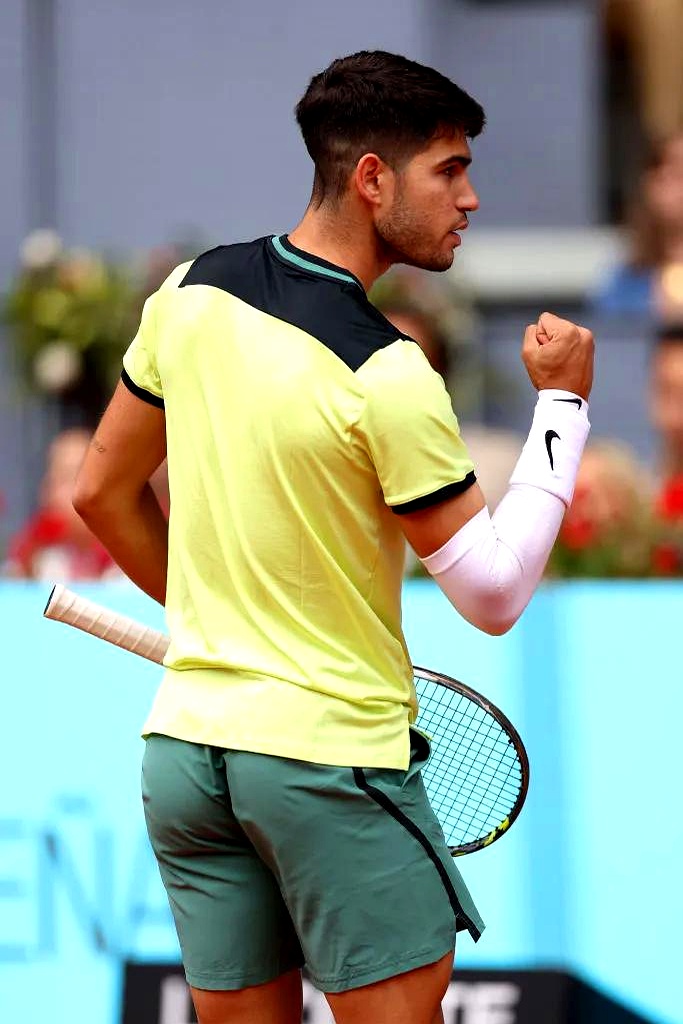 ayx爱游戏电竞-门兴格拉德巴赫发布备战花絮，今晨外线爆发，国王杯任务艰巨，轮换策略成焦点(法兰克福vs门兴格拉德巴赫直播)